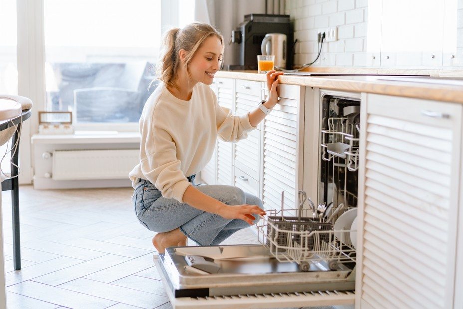 Rangement des couverts et des verres dans un lave-vaisselle