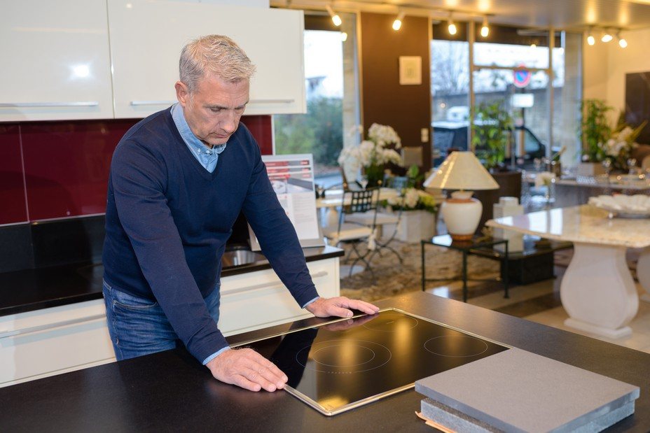 Plaque de cuisson vitrocéramique dans une cuisine