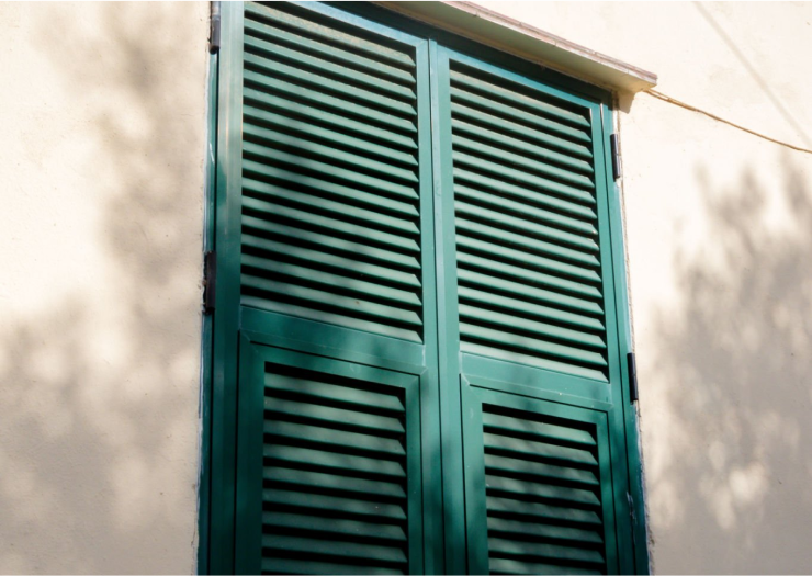 Denk aan isolatie voor je aan airco denkt: sluit ramen en rolluiken!